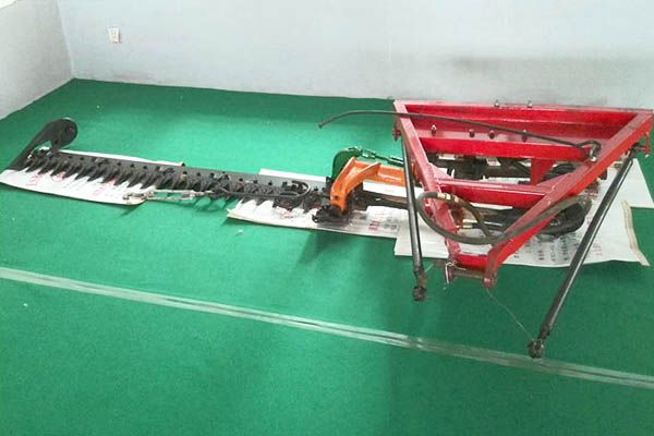 懸掛往復(fù)式割草機