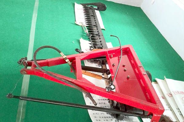 懸掛往復(fù)式割草機